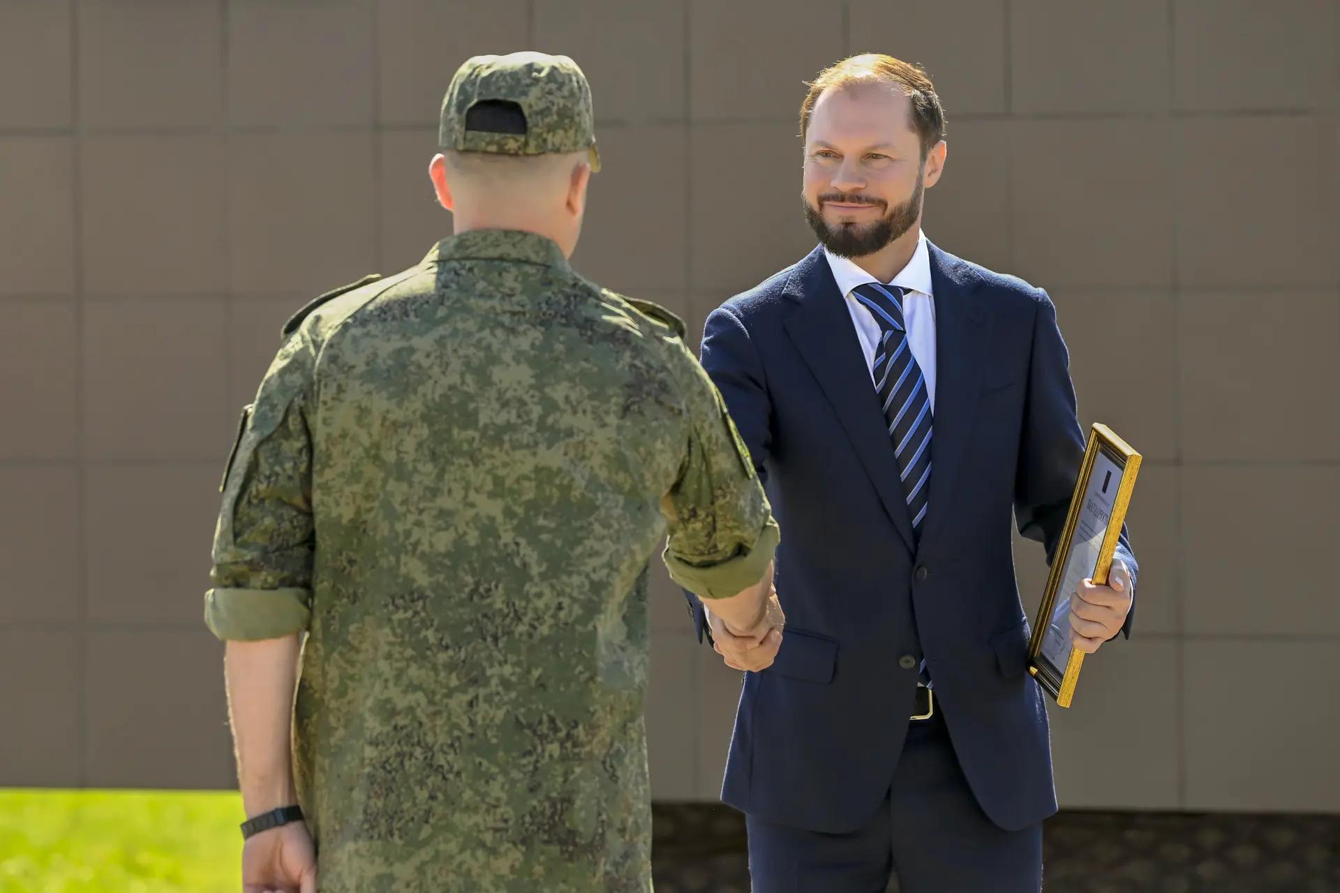 Глава региона Виталий Королев вручил награды военнослужащим 7‑й гвардейской Режицкой Краснознамённой ракетной дивизии