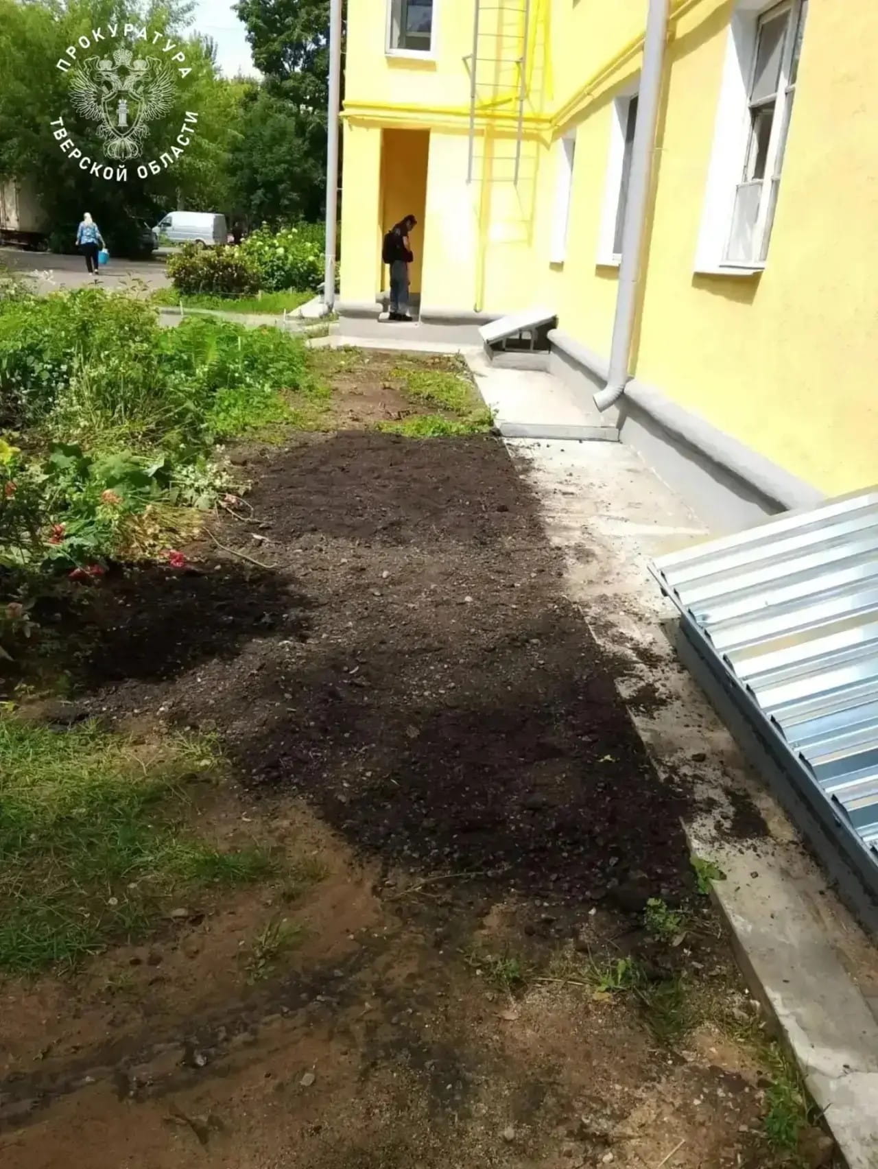 У подъезда жилого дома в Твери провалился грунт