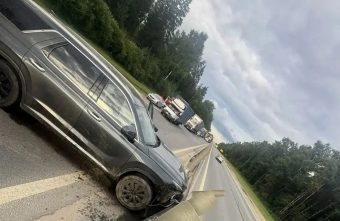 На трассе М-10 под Тверью «Хендай» врезался в ограждение врезался