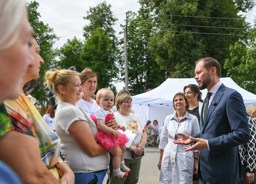 По поручению Виталия Королева «Поезд здоровья» усилят детскими врачами
