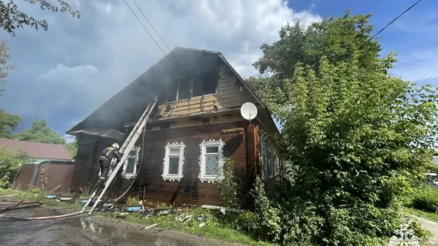Из-за сварочных работ в Тверской области загорелся дом