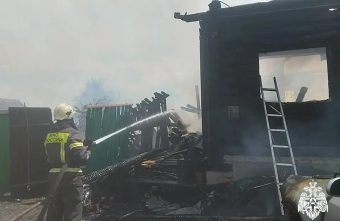 Под Тверью огонь уничтожил дом и повредил автомобиль дом
