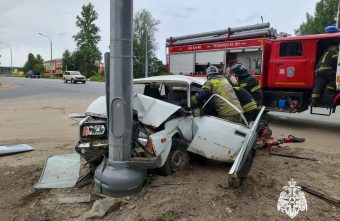 В Твери пожарные достали водителя из покореженной машины покореженной