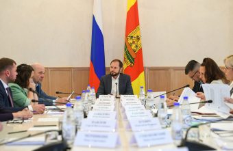 Виталий Королев утвердил региональные выплаты выпускникам-стобалльникам и медикам проекта «Здоровье Верхневолжья» Королев