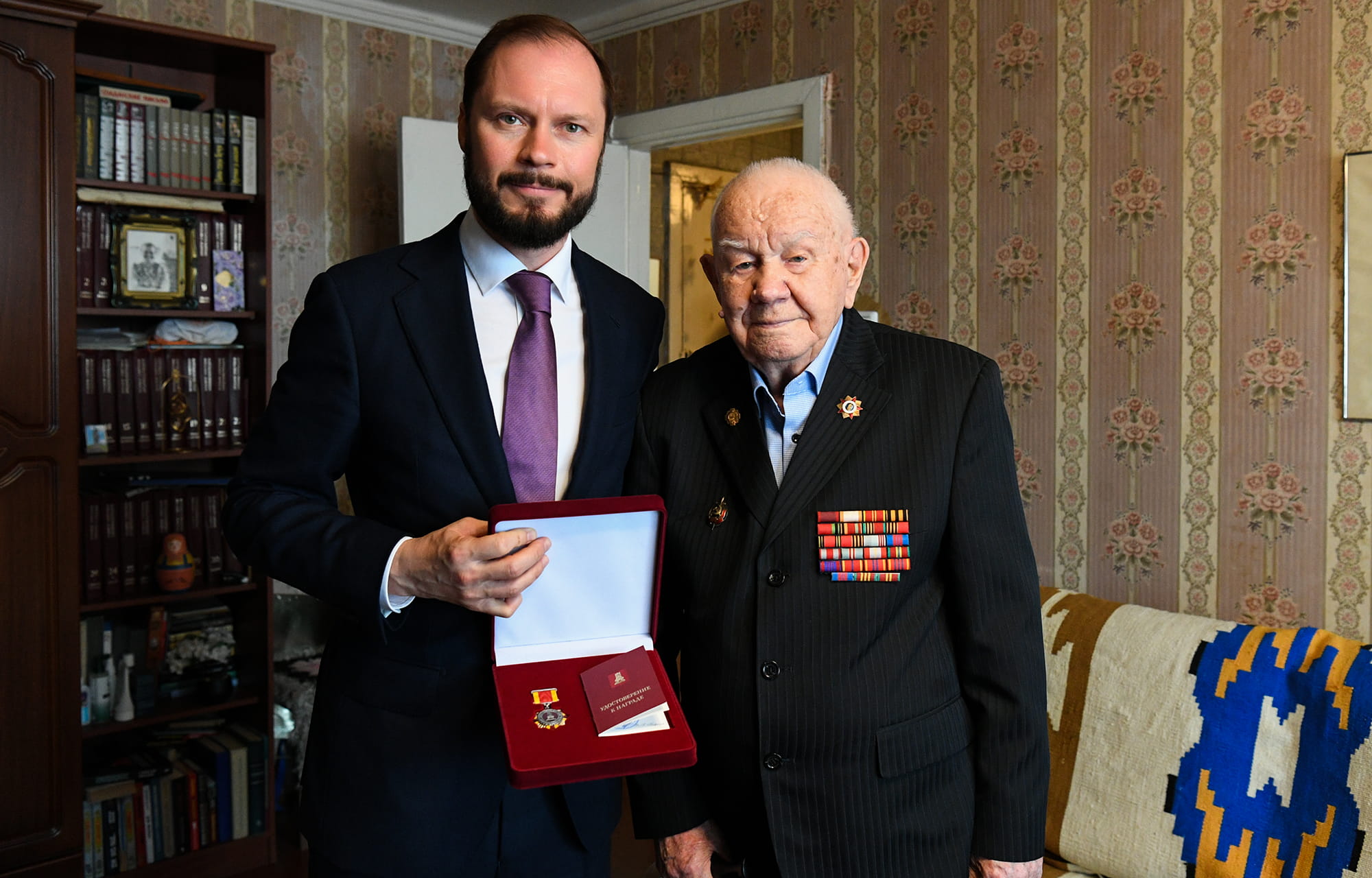 Глава региона Виталий Королев вручил ветерану Николаю Владимирову знак «Почётный гражданин Тверской области»