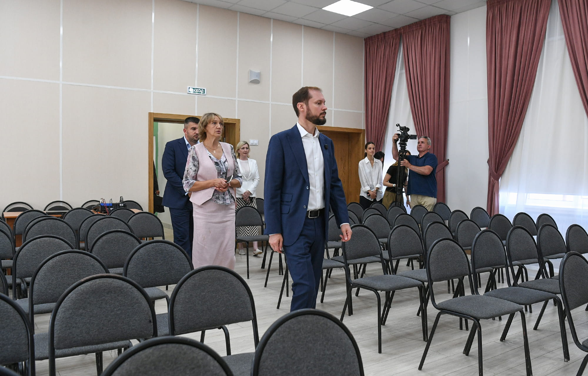 Виталий Королев поручил завершить ремонт спортзала школы в Нелидове к новому учебному году