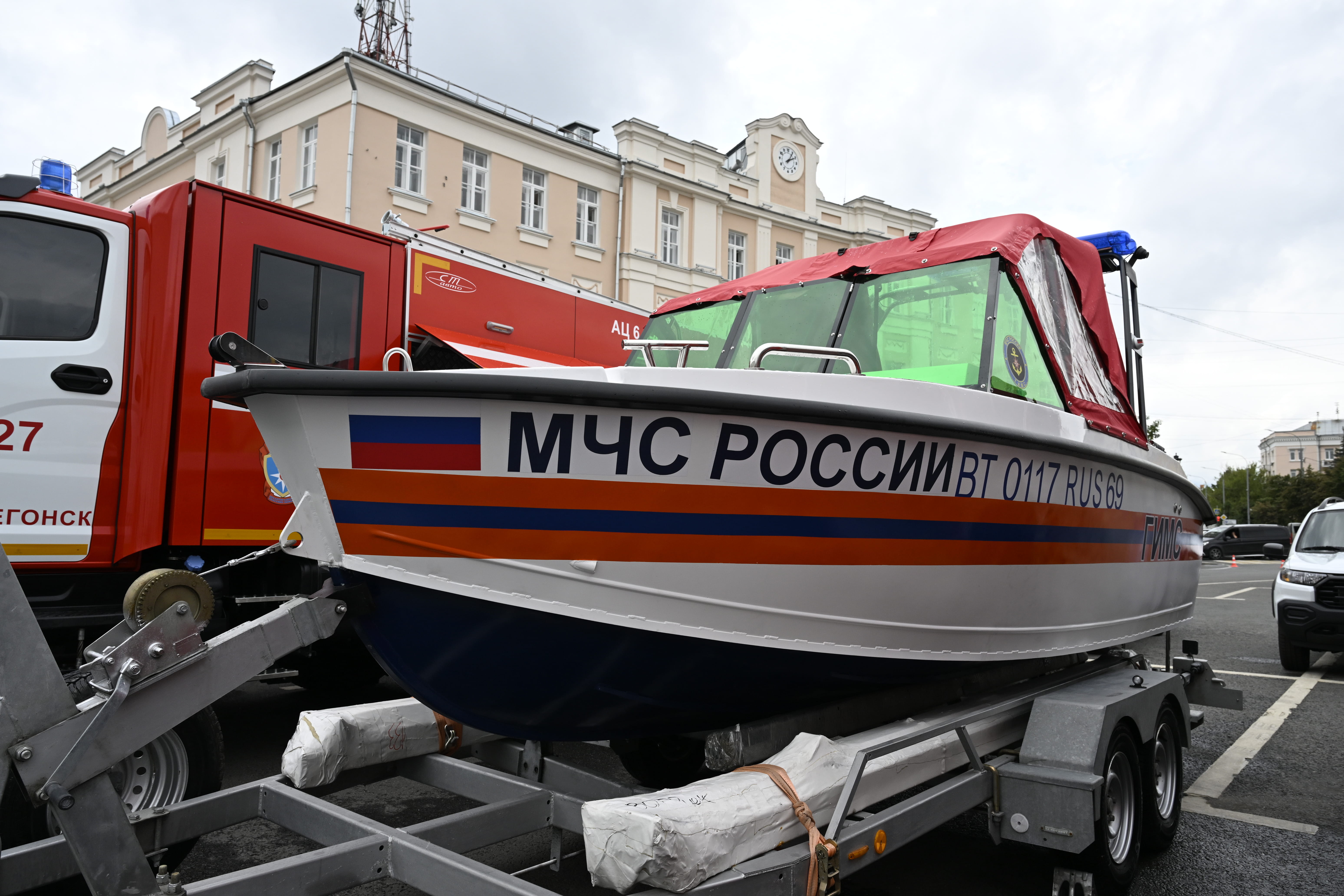 Виталий Королев и Александр Куренков передали подразделениям МЧС Тверской области новую технику