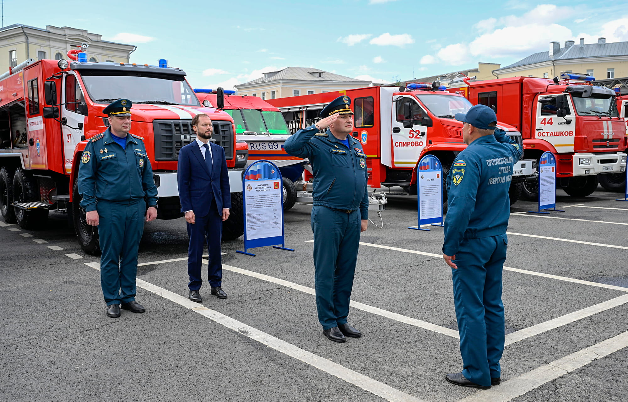 Виталий Королев и Александр Куренков передали подразделениям МЧС Тверской области новую технику