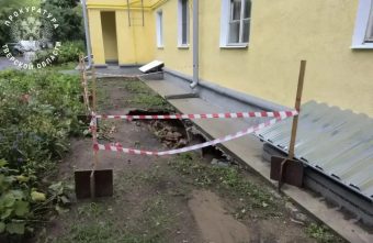 У подъезда жилого дома в Твери провалился грунт подъезда