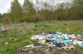 В Тверской области пашня превратилась в свалку и поле борщевика Тверской