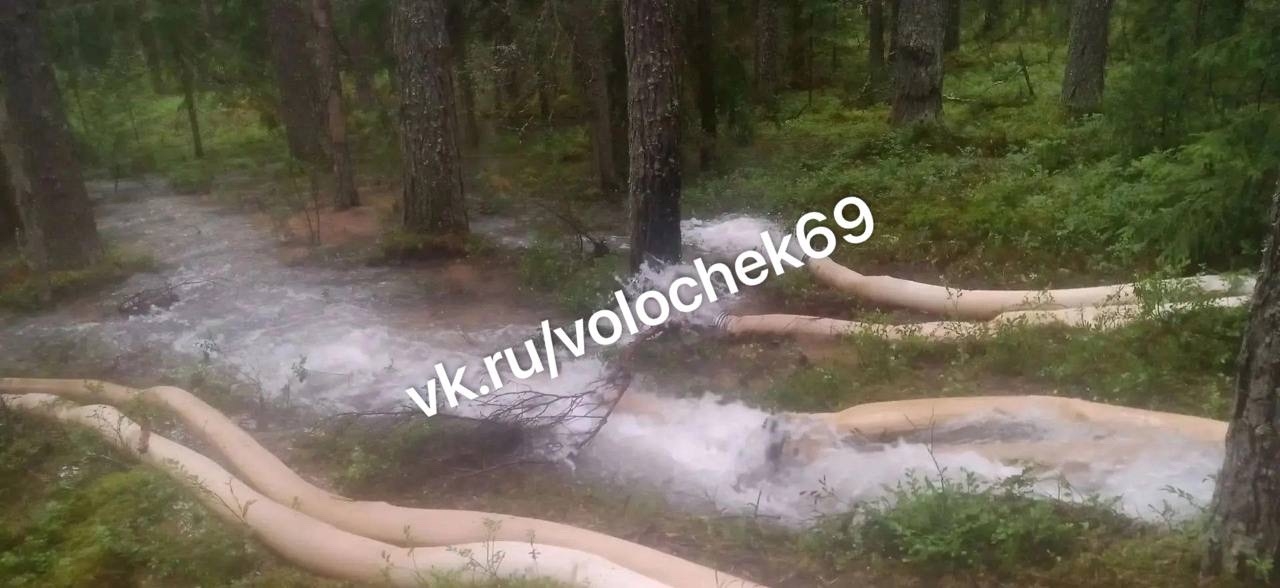 В Тверской области вода подошла к самой деревне