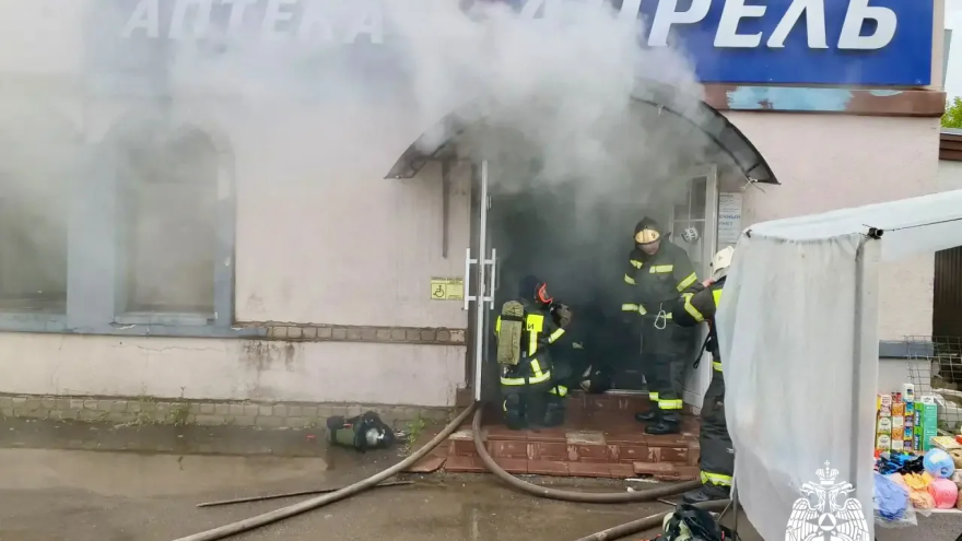 В Тверской области пожарные спасли двоих жильцов из горящего дома