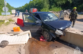 В Тверской области автомобиль врезался в ограждение — есть погибший автомобиль