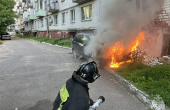 Пожарные оперативно потушили автомобиль в Тверской области