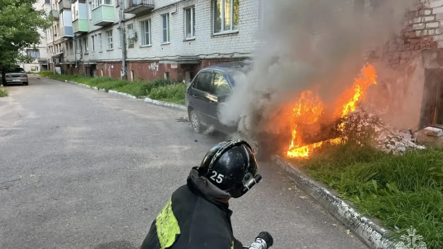 Пожарные оперативно потушили автомобиль в Тверской области