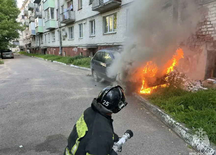 Пожарные оперативно потушили автомобиль в Тверской области