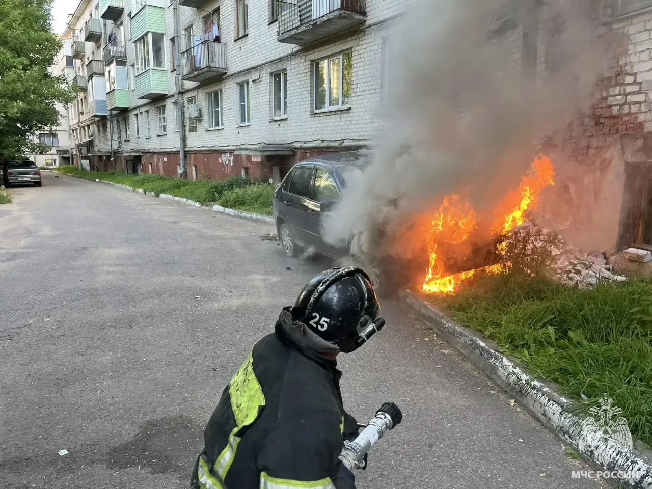 Пожарные оперативно потушили автомобиль в Тверской области