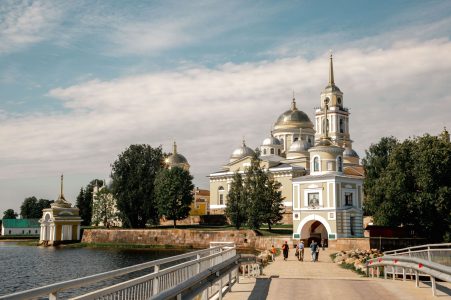 Митрополит Тверской и Кашинский Амвросий: к Нилу Столобенскому едут просить об исцелении