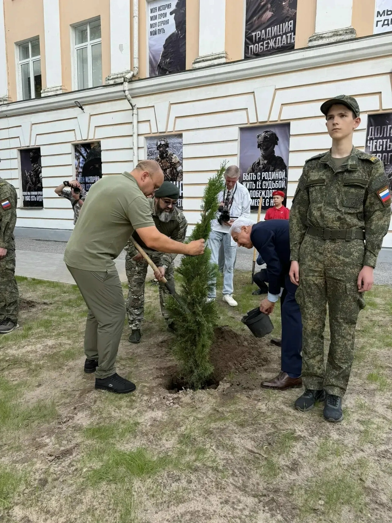 Владимир Васильев передал новую технику областной станции переливания крови и саженцы дуба для высадки на территории тверского вуза