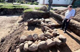 Дожди открыли археологам фундамент древнего крыльца Сретенского собора крыльца