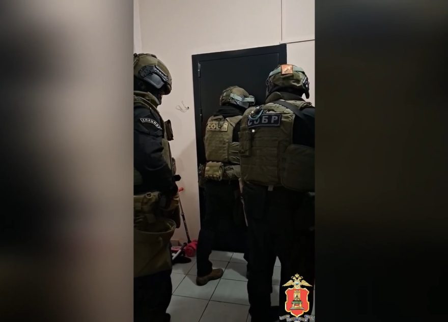 участников