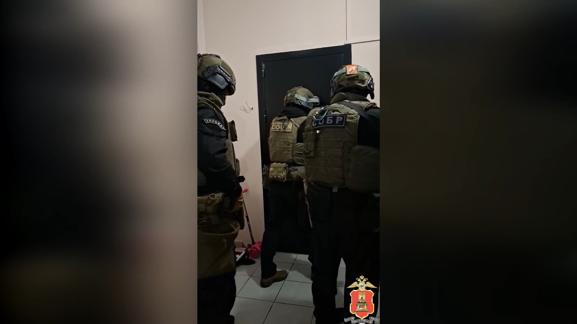 участников