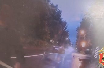 Был пьян и хотел домой: житель Твери разбил зеркало в автобусе и оказался в полиции зеркало