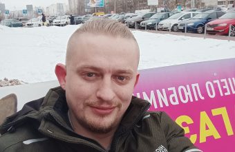 должника