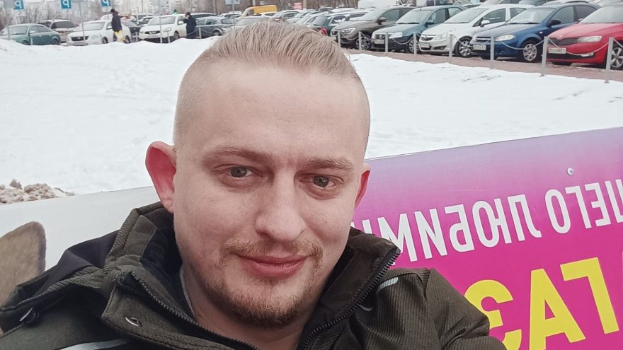 должника