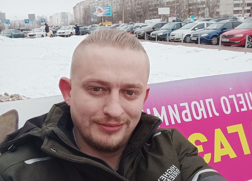 должника