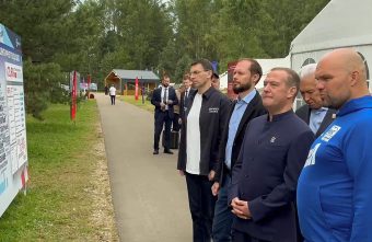Дмитрий Медведев, Игорь Щёголев, Виталий Королев и Владимир Васильев посещают лагерь имени Ф.М. Охлопкова подо Ржевом Медведев