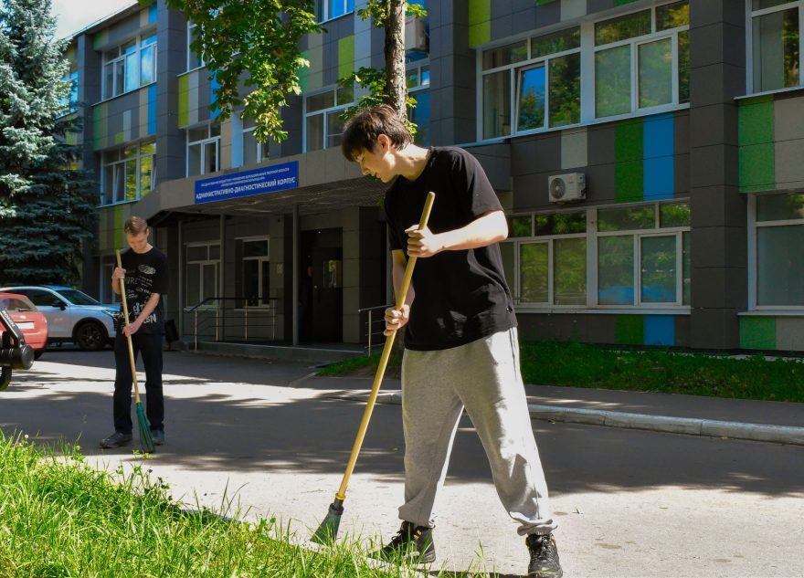 Во время летней кампании в Твери трудоустроили 5 800 подростков