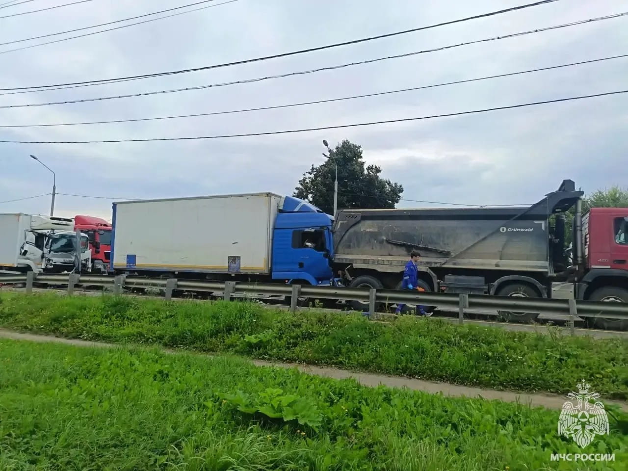 Водитель грузовика погиб в ДТП на трассе М-10 в Тверской области