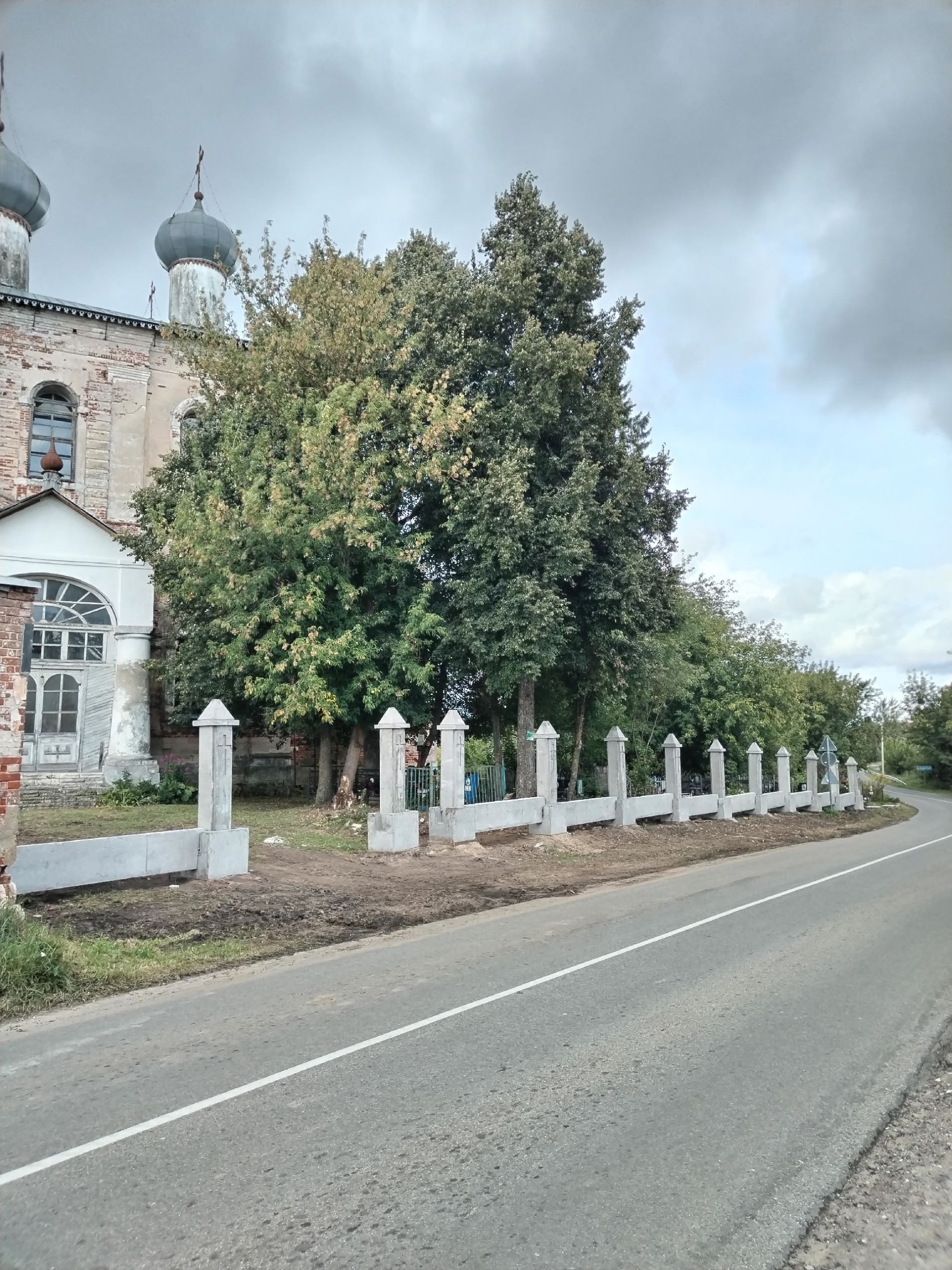 Жители возмущаются уродливым ограждением кладбища под Тверью