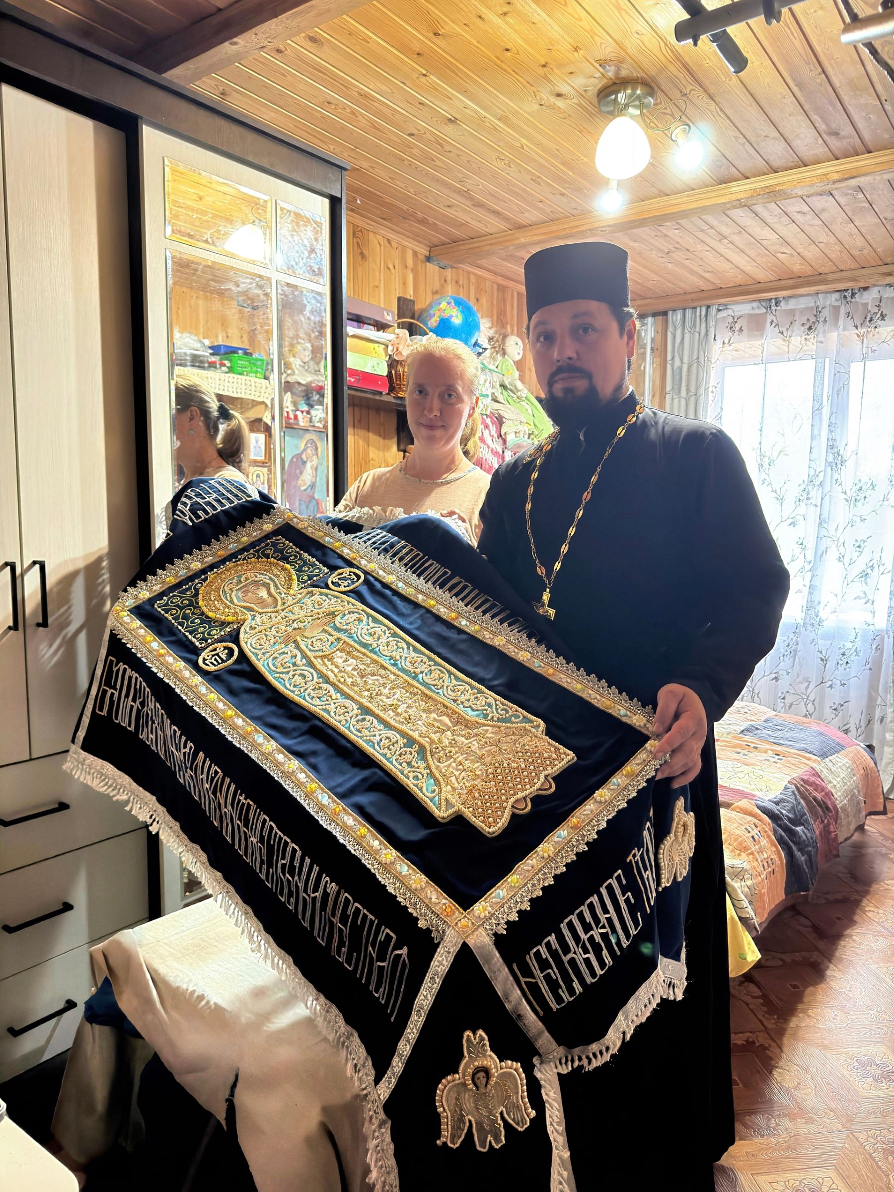 Многодетная мама из Тверской области подарила храму плащаницу
