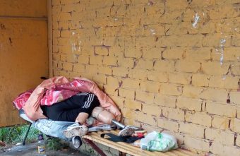 Нужна помощь: на остановке в Тверской области лежит человек лежит