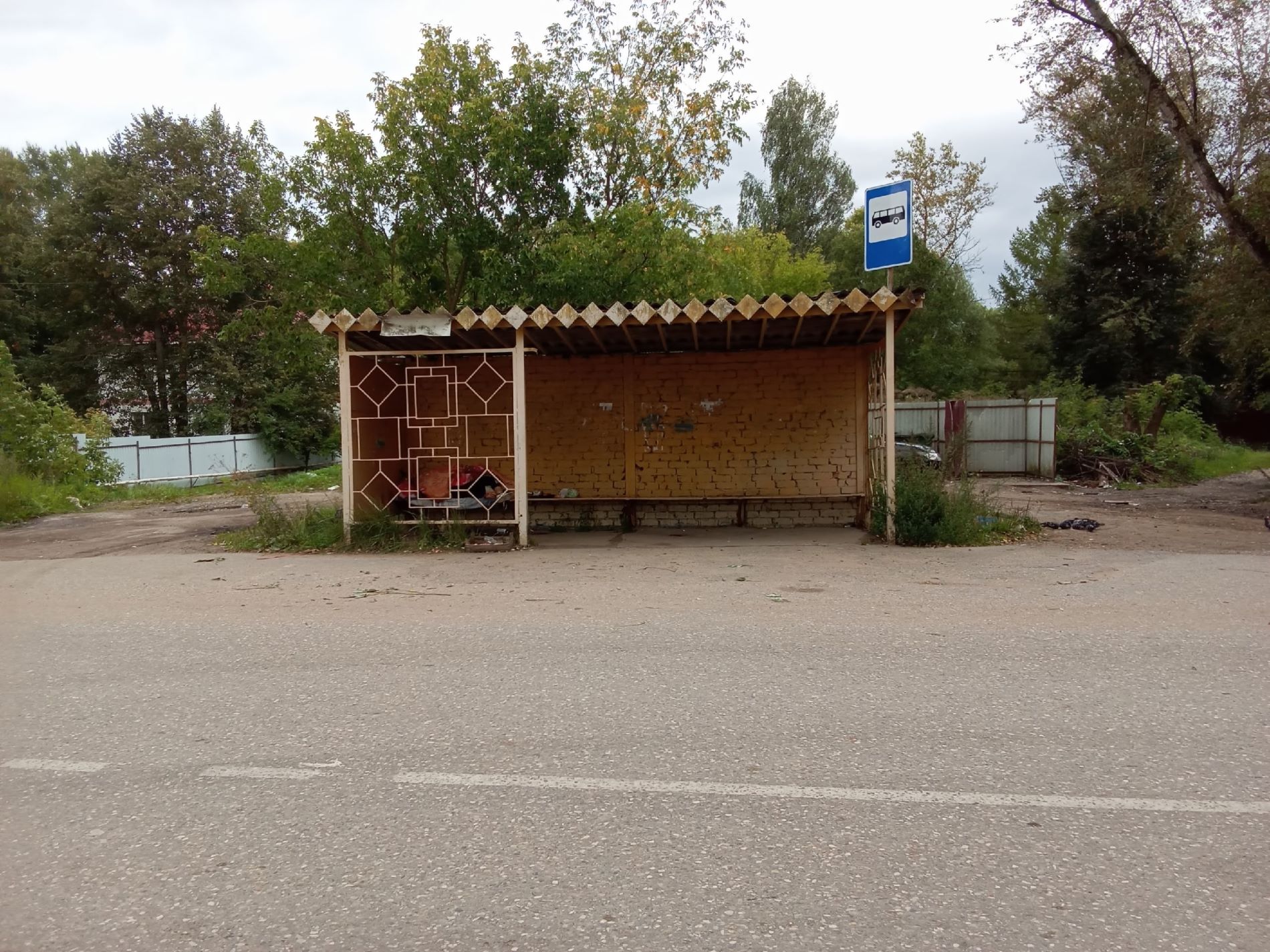 Нужна помощь: на остановке в Тверской области лежит человек
