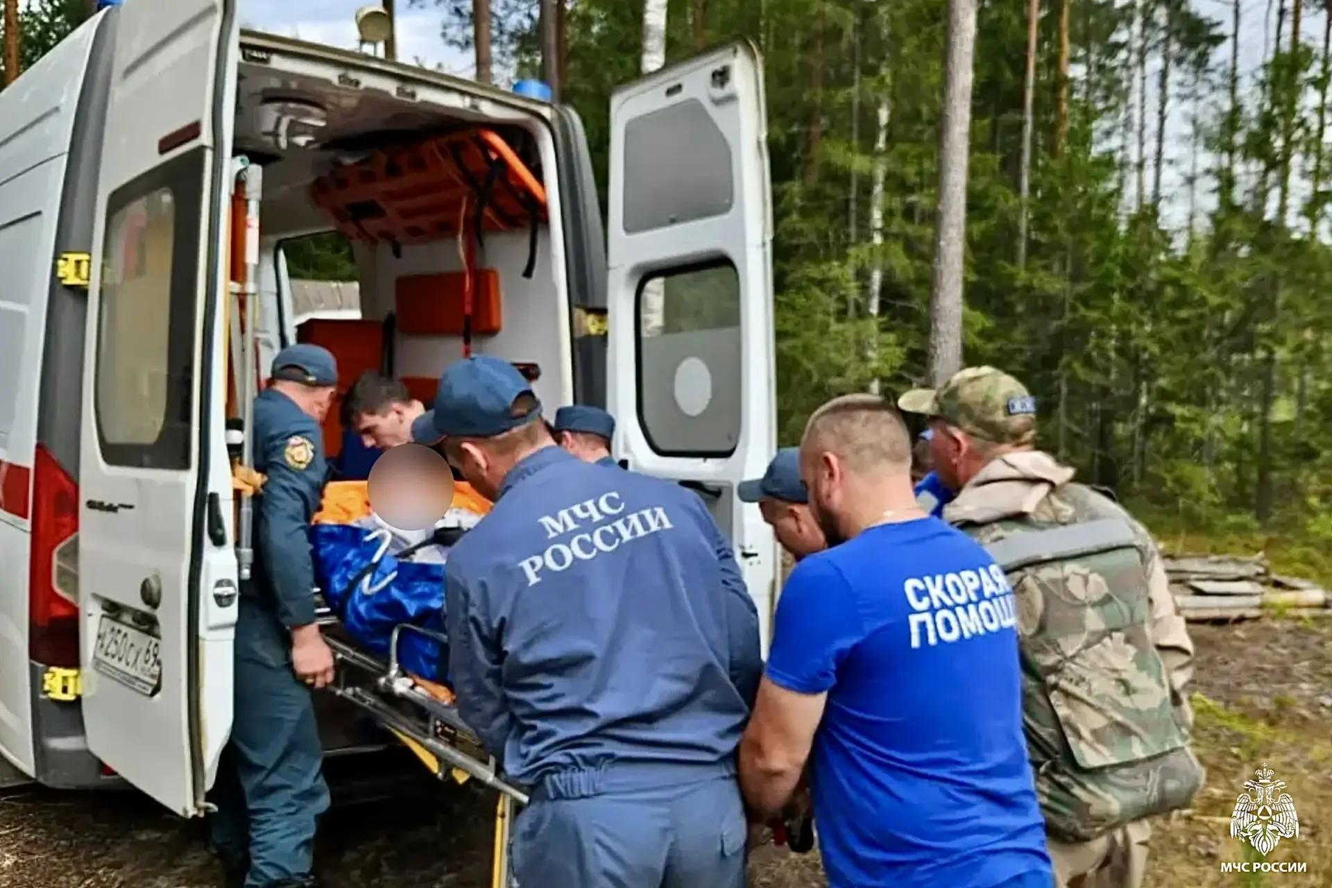 Спасатели помогли выбраться мужчине из леса в Тверской области