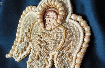 Многодетная мама из Тверской области подарила храму плащаницу плащаницу