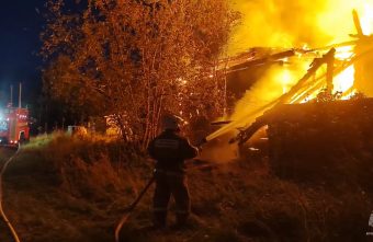 Огонь уничтожил нежилой дом в Тверской области нежилой