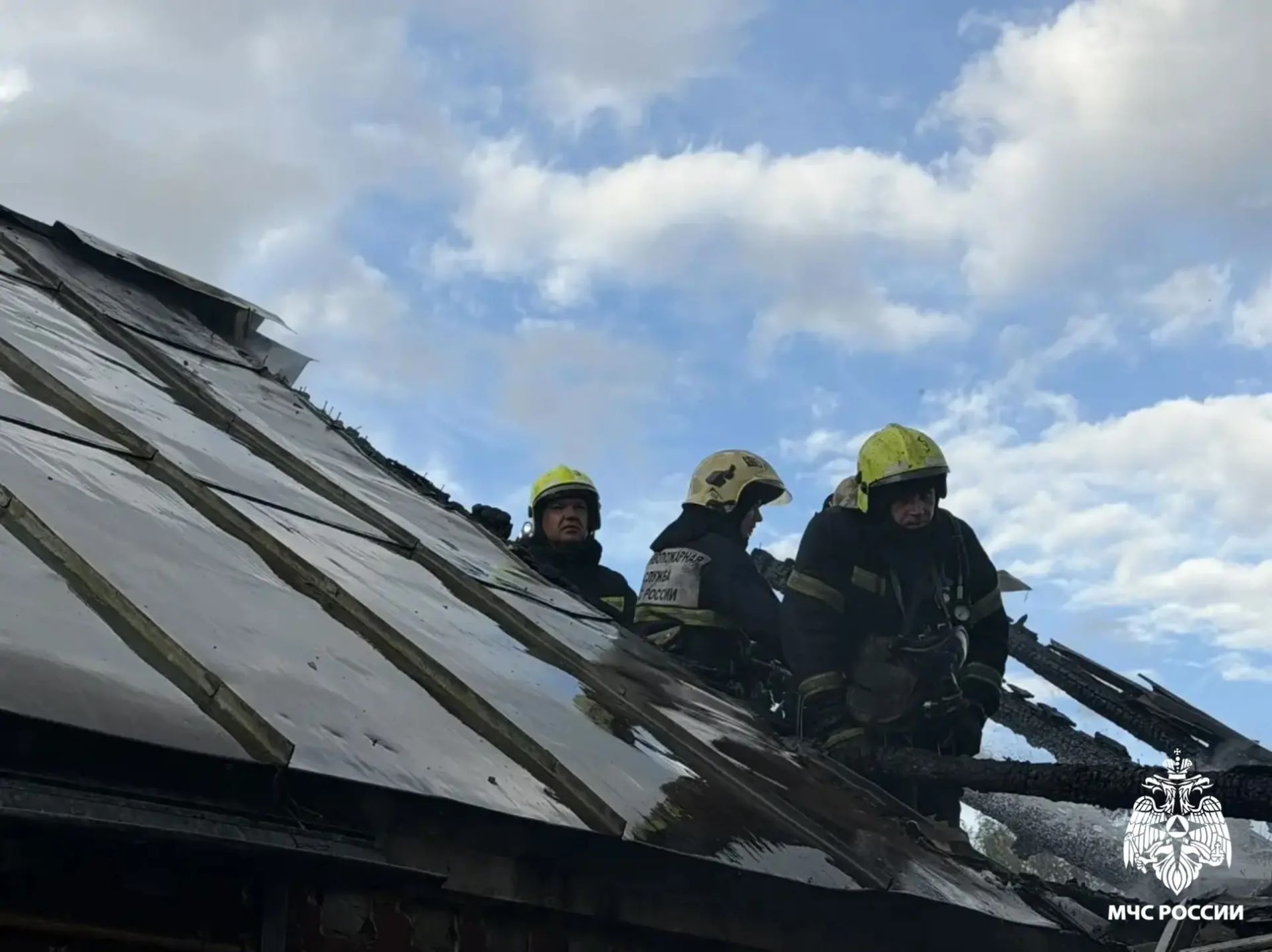В Твери огнеборцы потушили пожар в жилом доме