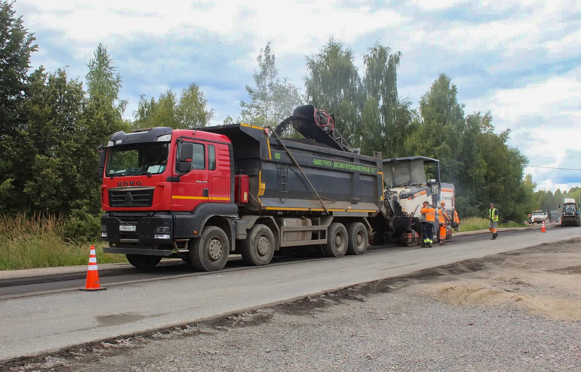 В Тверской области ремонтируют трассу, проходящую по улицам поселка
