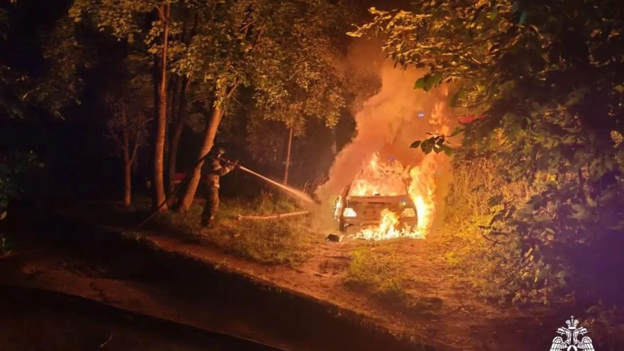 Ночью в Твери горел автомобиль