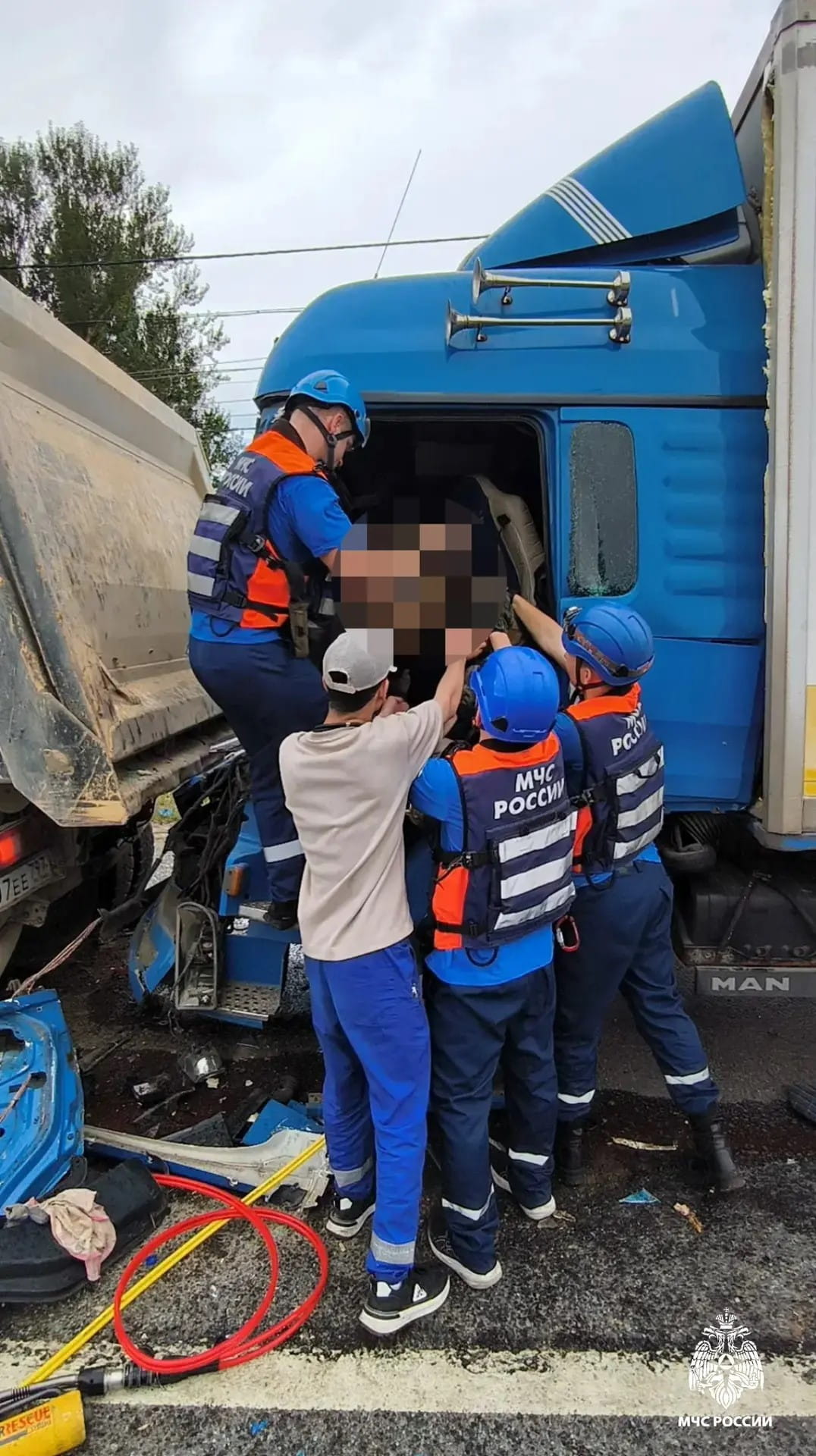 Водитель грузовика погиб в ДТП на трассе М-10 в Тверской области