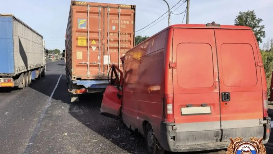 В ДТП на трассе М-10 под Тверью погиб человек