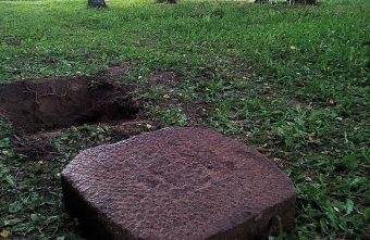 Загадочную плиту нашли у храма в Тверской области Тверской