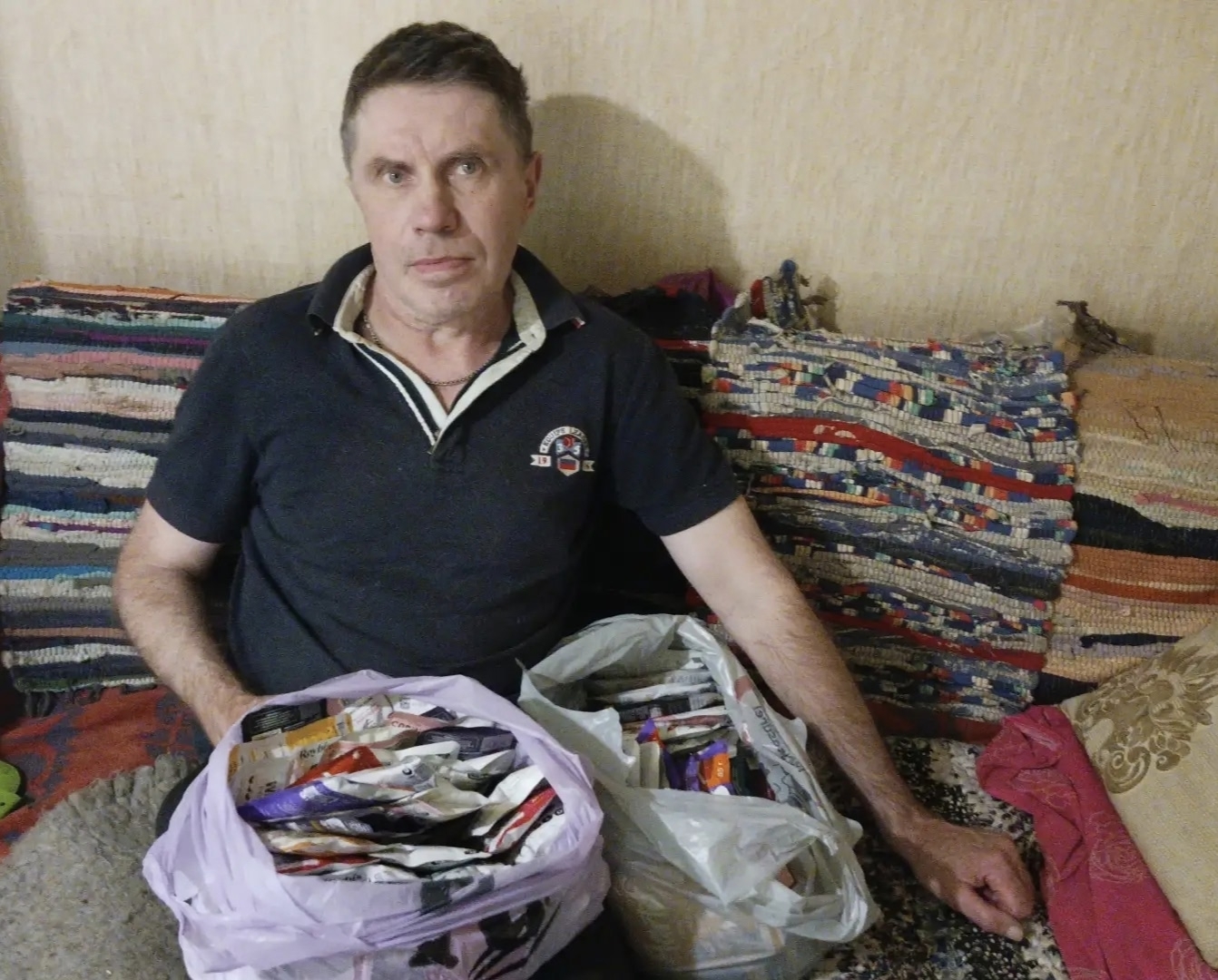 Несмотря на тяжелую болезнь, житель Тверской области помогает бездомным кошкам