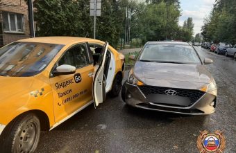 В Твери зажало дверью водителя такси и семилетнюю пассажирку такси
