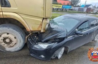 Женщина пострадала в столкновении легковушки и самосвала под Тверью пострадала