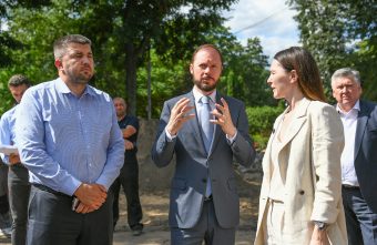 Виталий Королев и Алёна Аршинова проинспектировали ход реновации Городского сада в Твери Городского